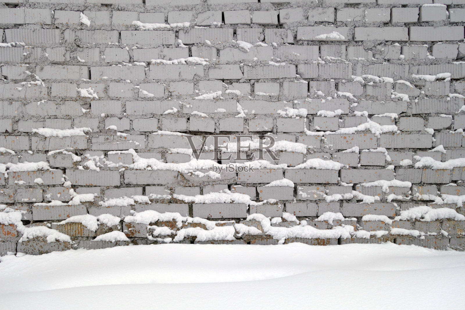 砖墙和雪。照片摄影图片