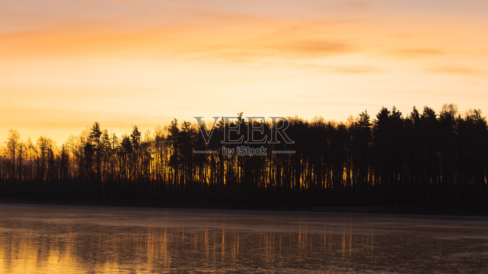 冰湖上的夕阳照片摄影图片