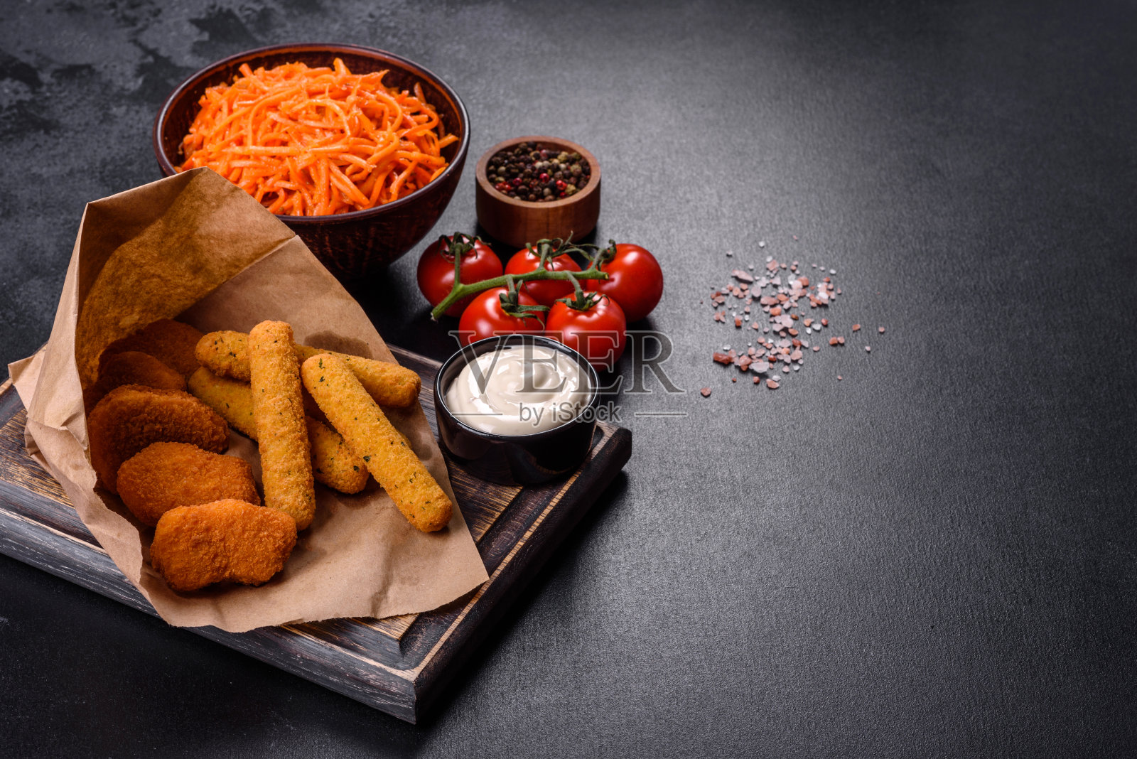 裹上面包屑的马苏里拉芝士条配上番茄酱照片摄影图片