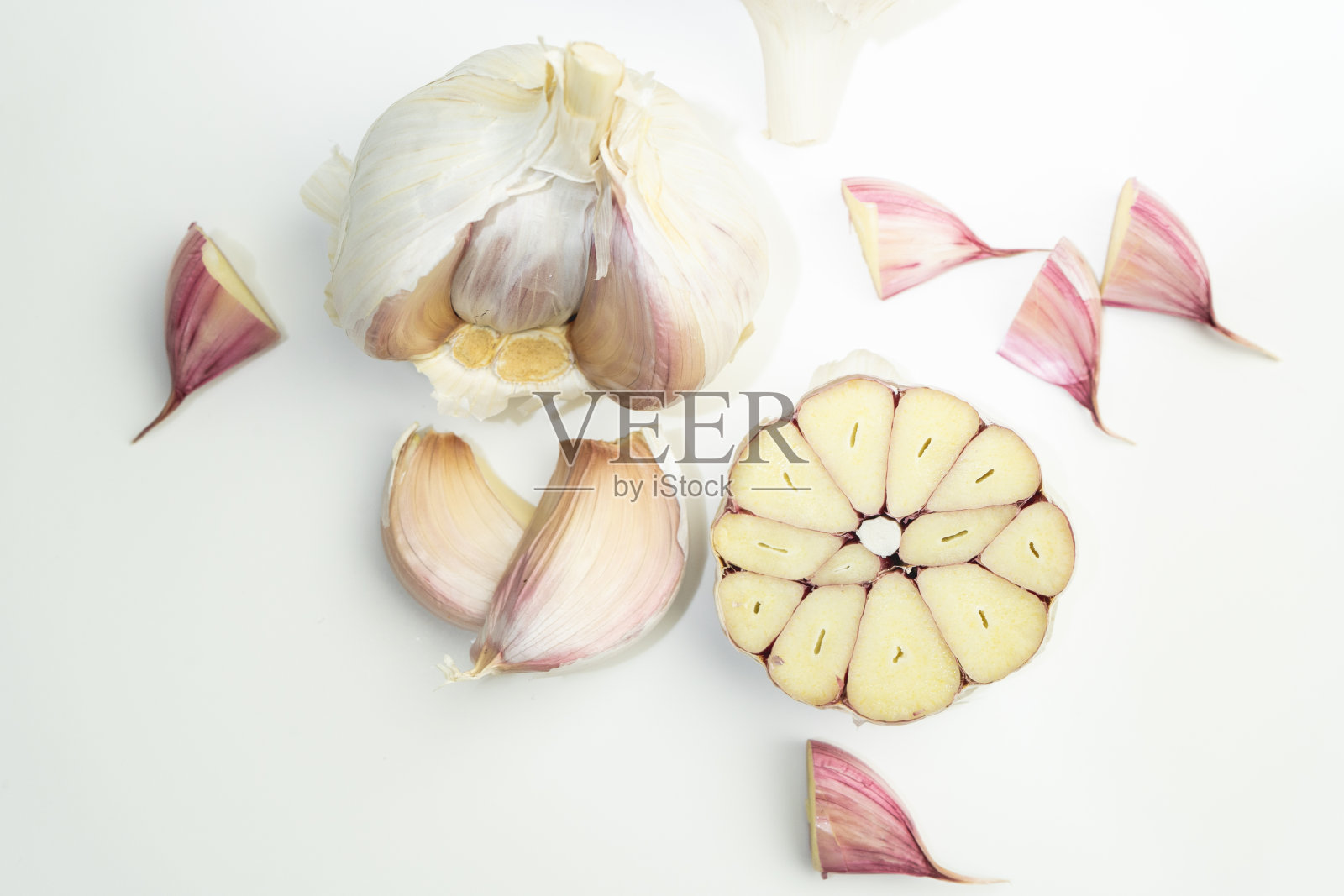 白色底色的生蒜瓣照片摄影图片