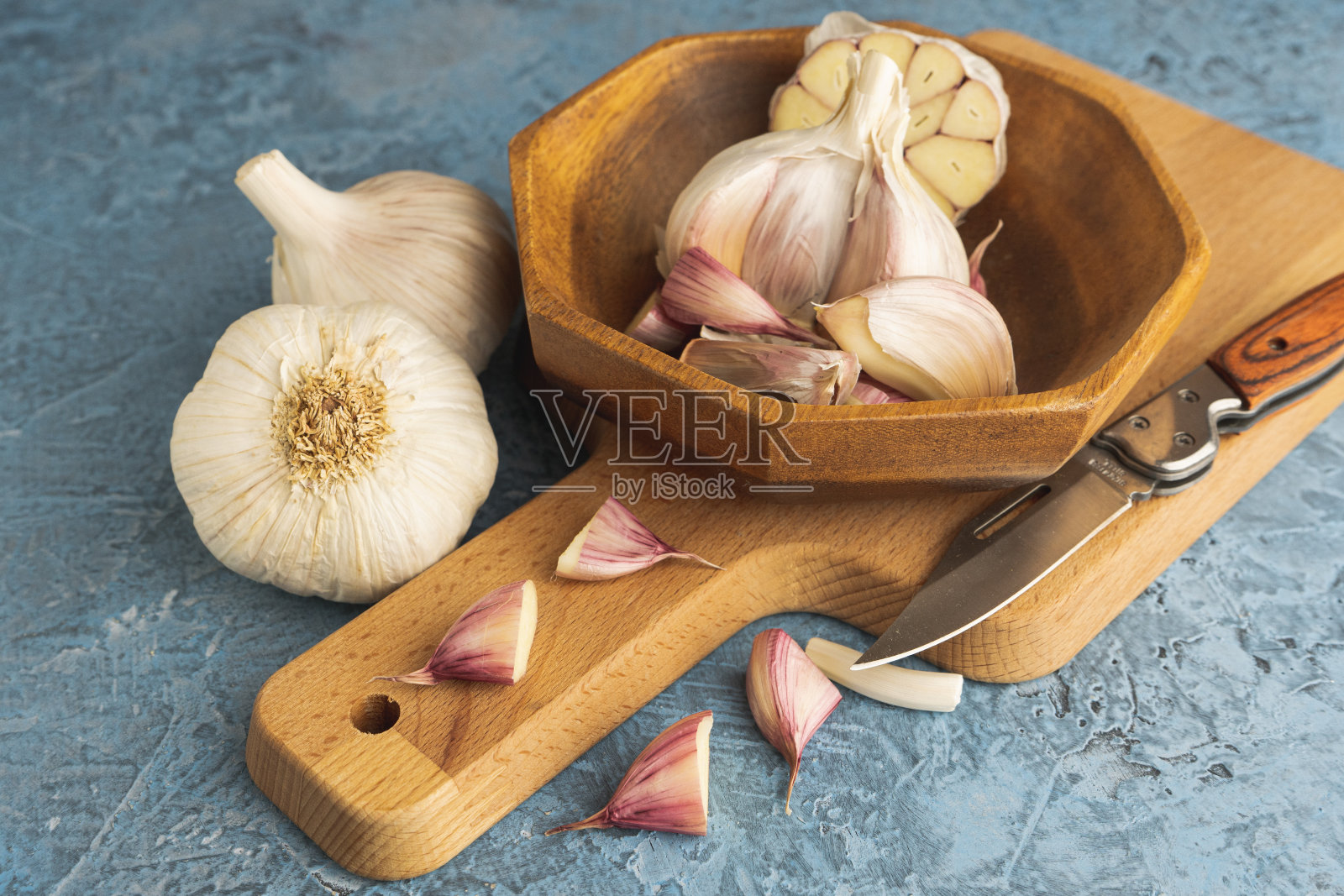 新鲜的大蒜和一些蒜头来准备食物照片摄影图片