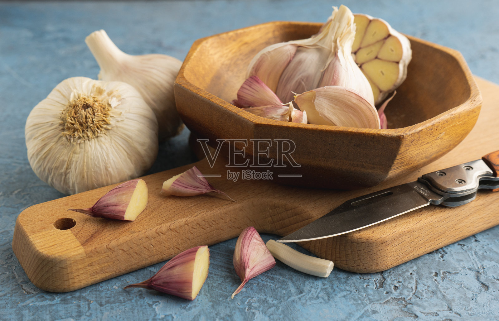 切菜板上有生蒜照片摄影图片