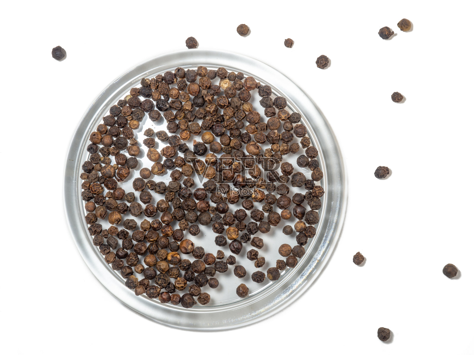 黑胡椒粒，白色背景，玻璃盘。照片摄影图片