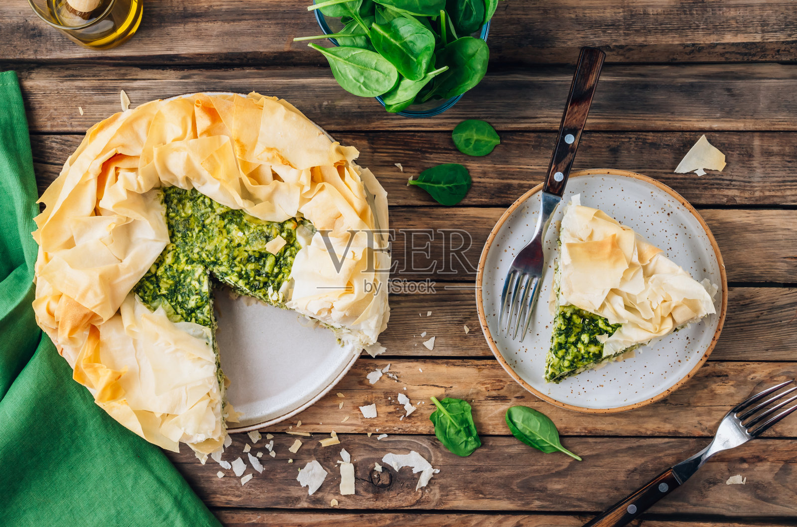 素食菠菜派与羊乳酪木制背景。传统的希腊菠菜派照片摄影图片