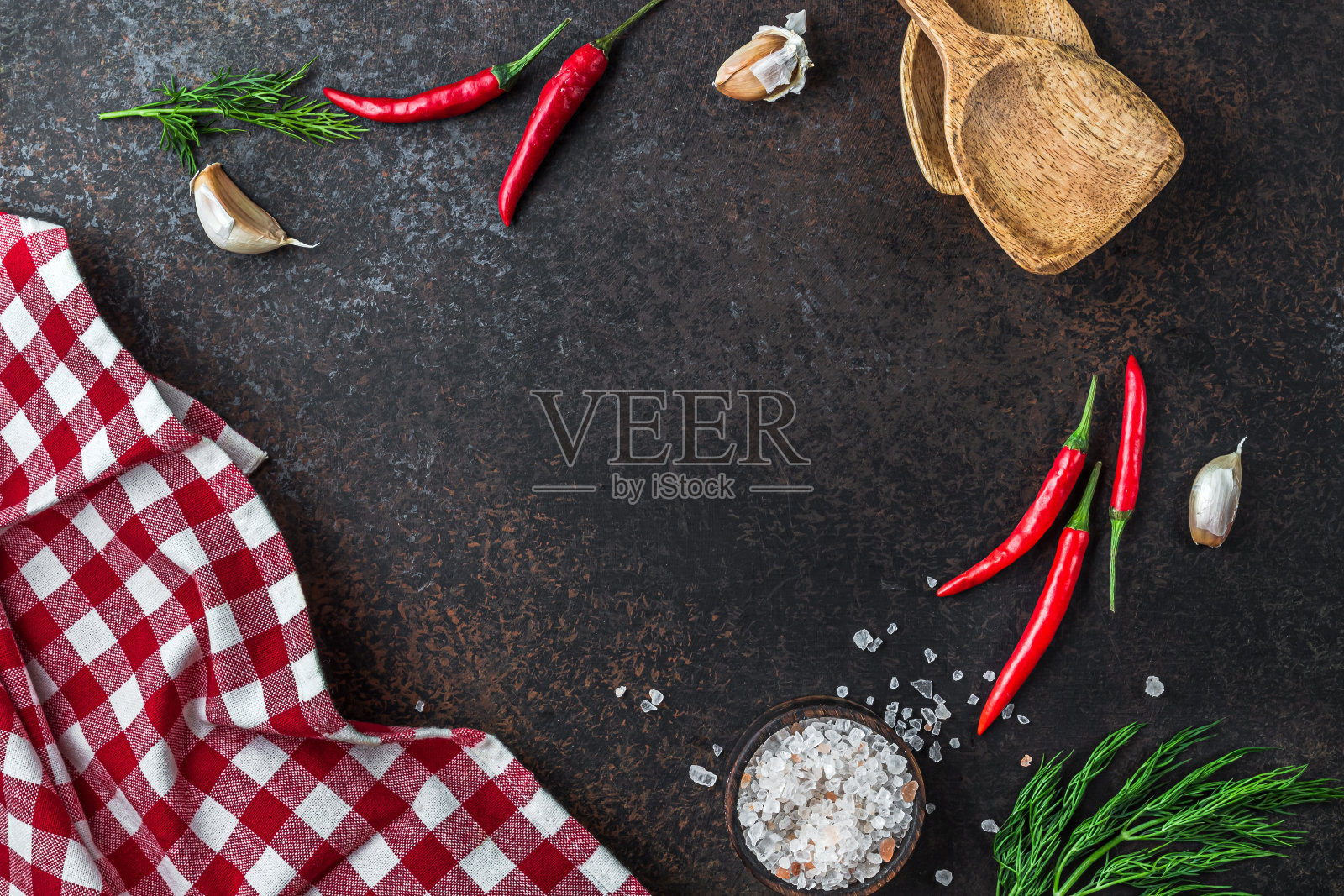 烹饪背景与香草，香料和器皿在黑暗的桌子上。照片摄影图片