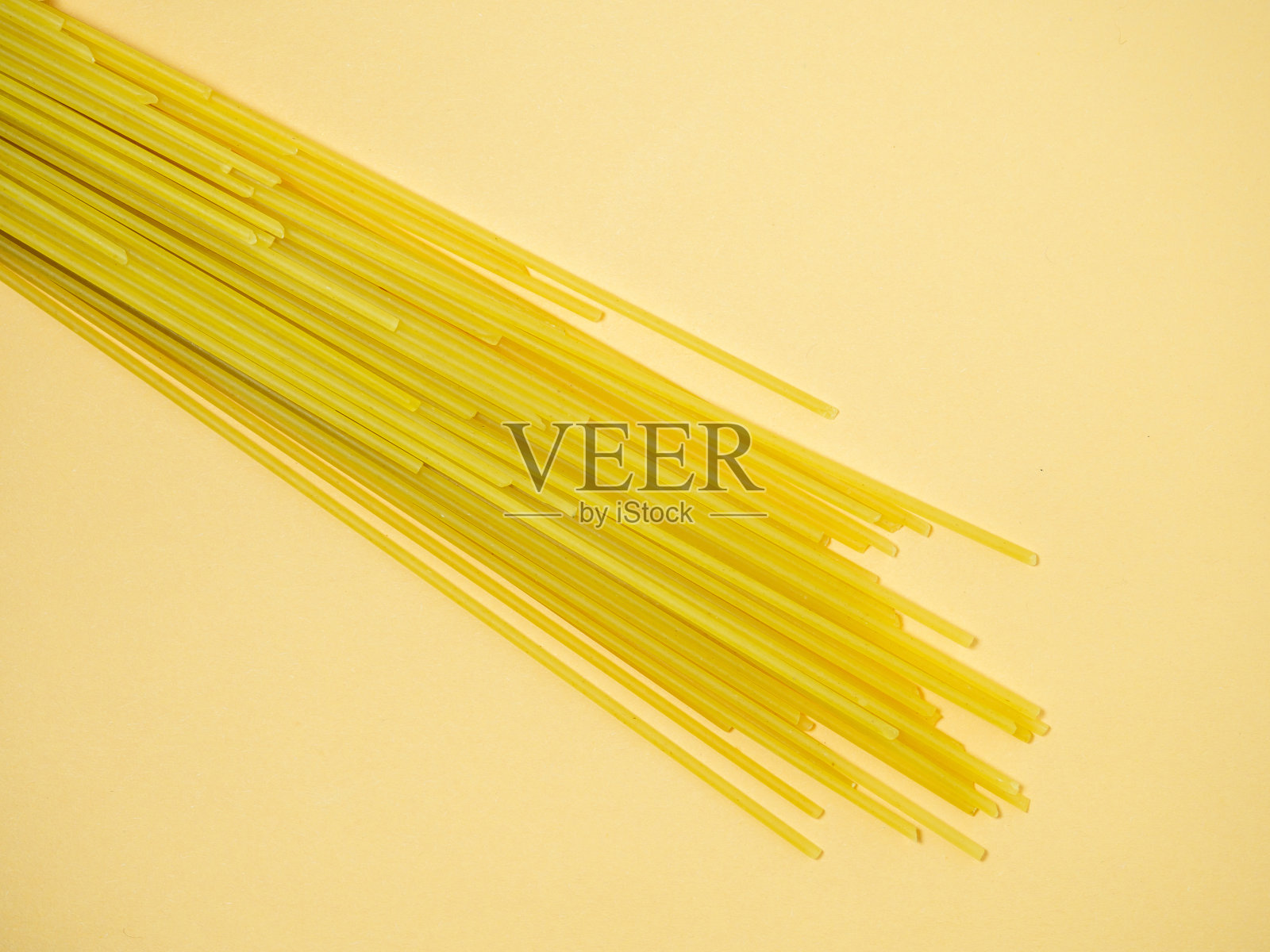 意大利面在烹饪之前。意大利面。照片摄影图片