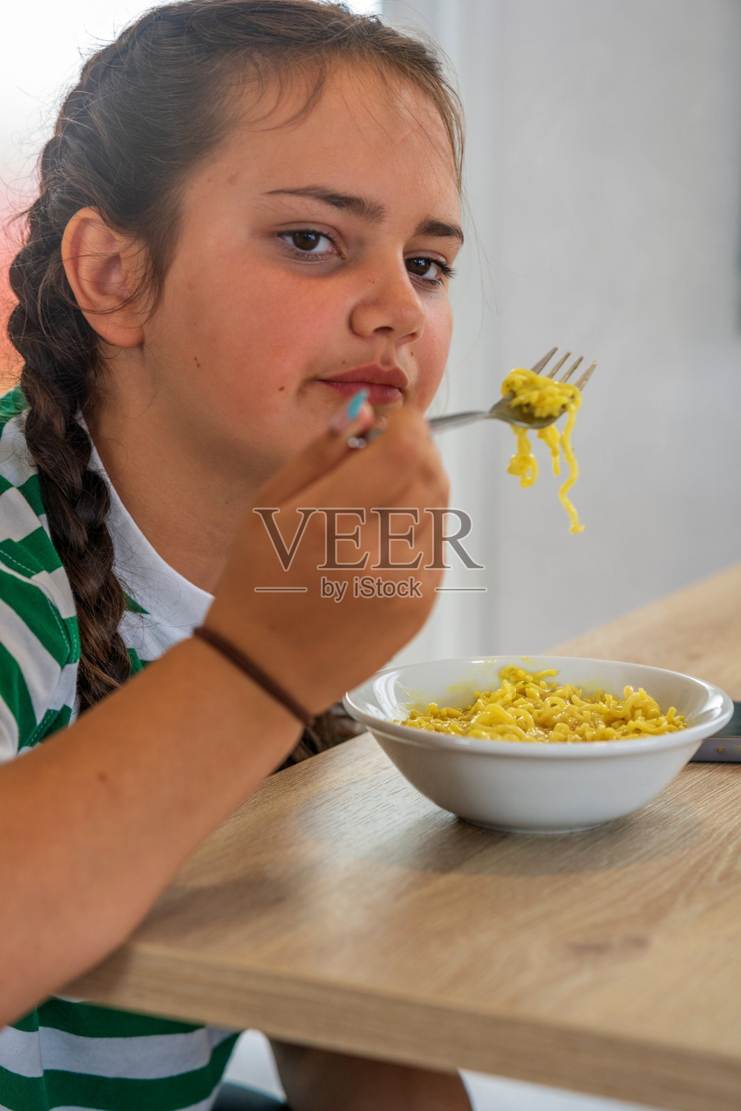 十几岁的女孩在吃面条照片摄影图片