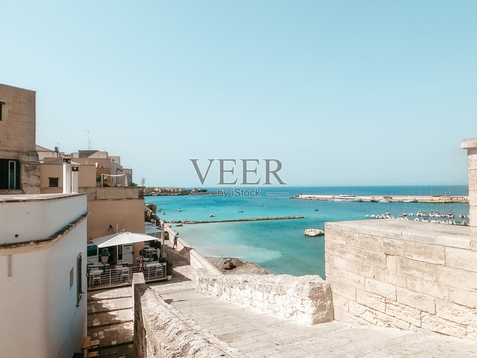 意大利普里亚市奥特朗托镇的海景照片摄影图片