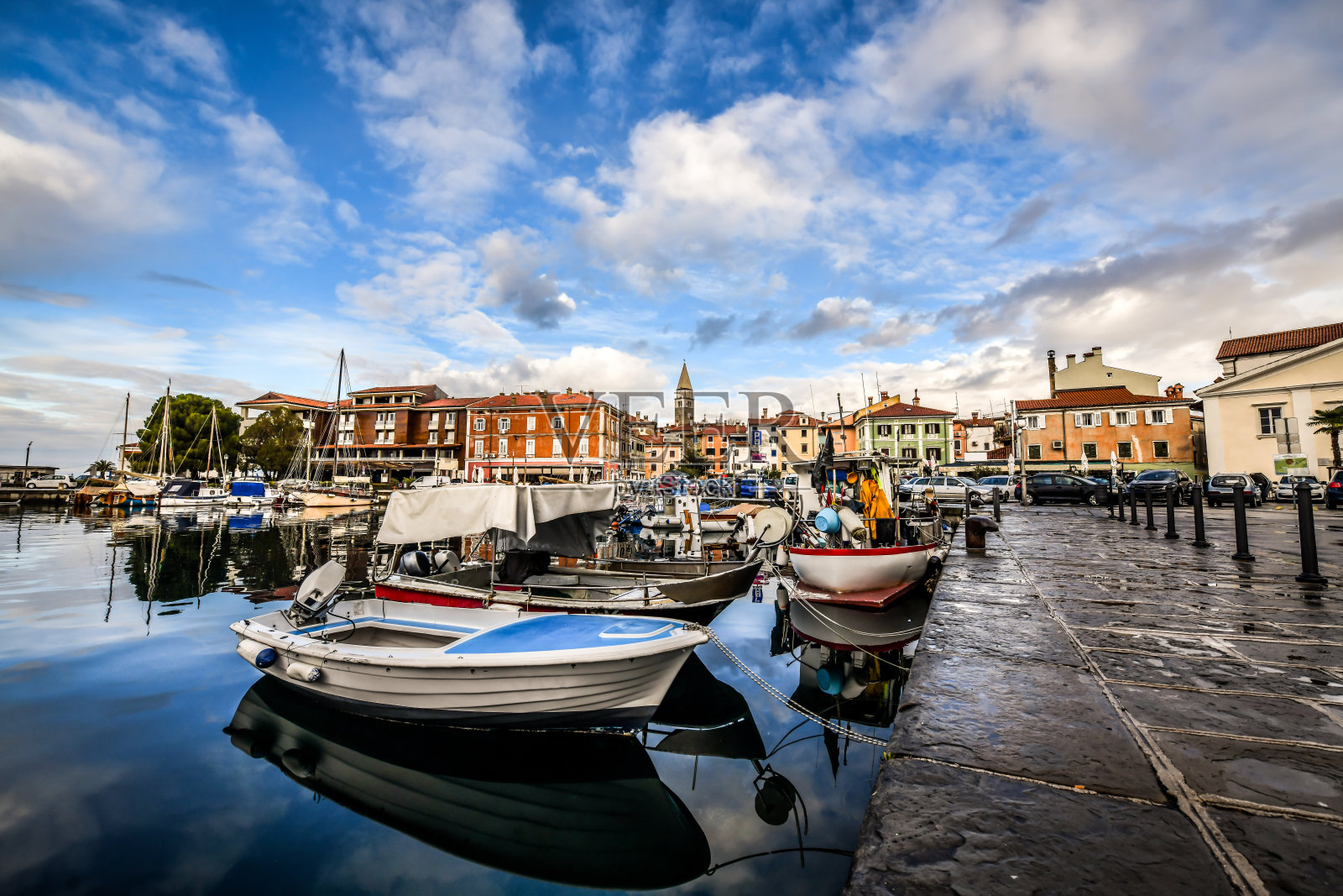 斯洛文尼亚伊佐拉港的游艇和渔船照片摄影图片