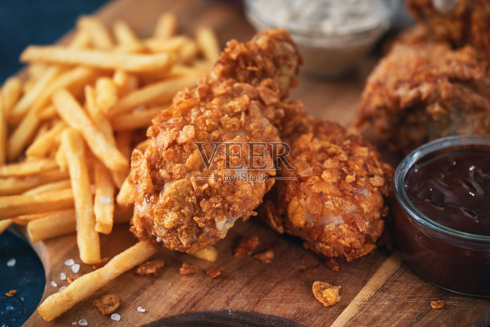 脆炸鸡腿配炸薯条照片摄影图片