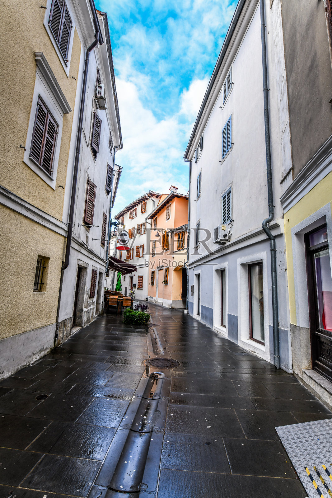 斯洛文尼亚伊佐拉市中心的鹅卵石街照片摄影图片