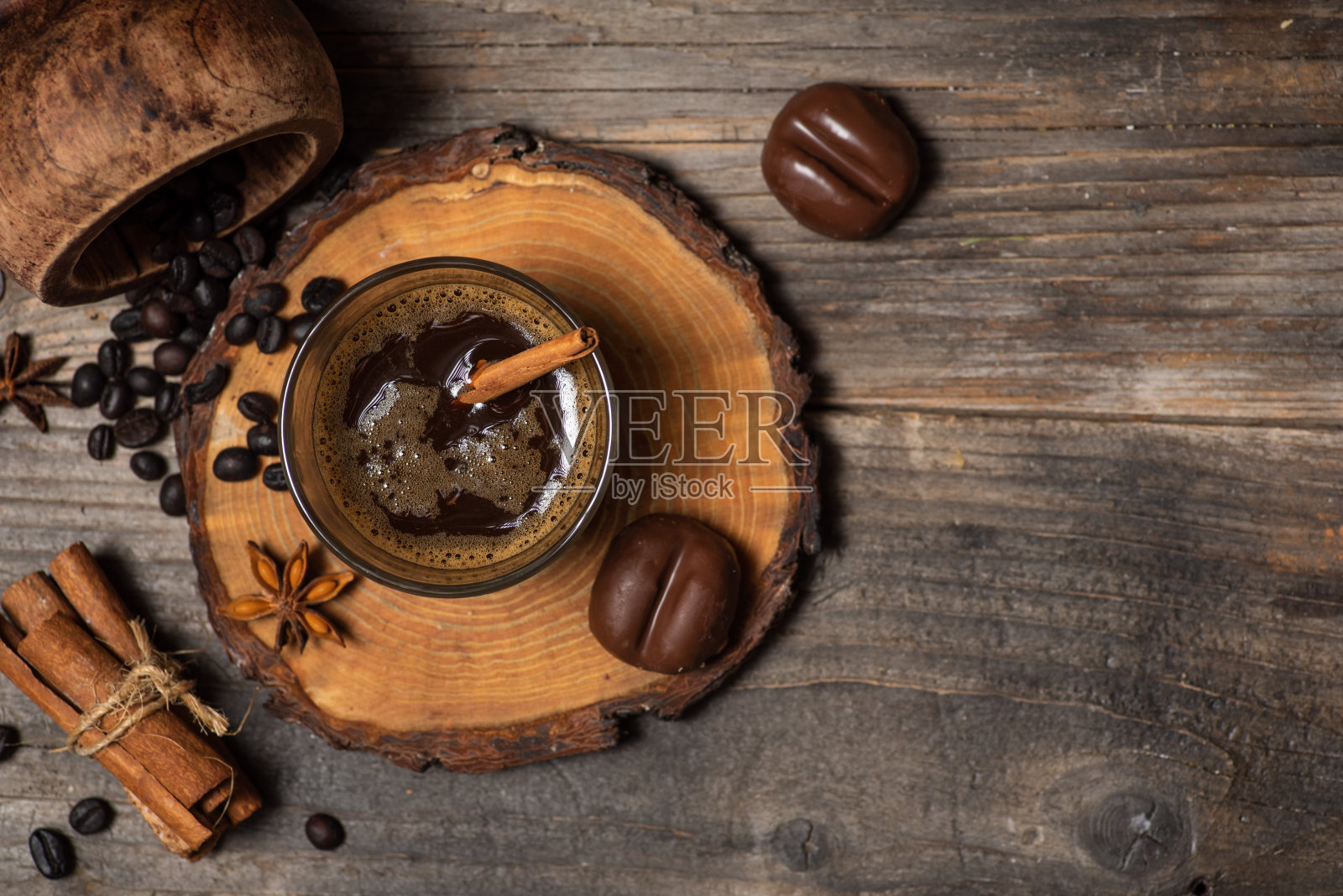 果仁糖加巧克力和咖啡照片摄影图片