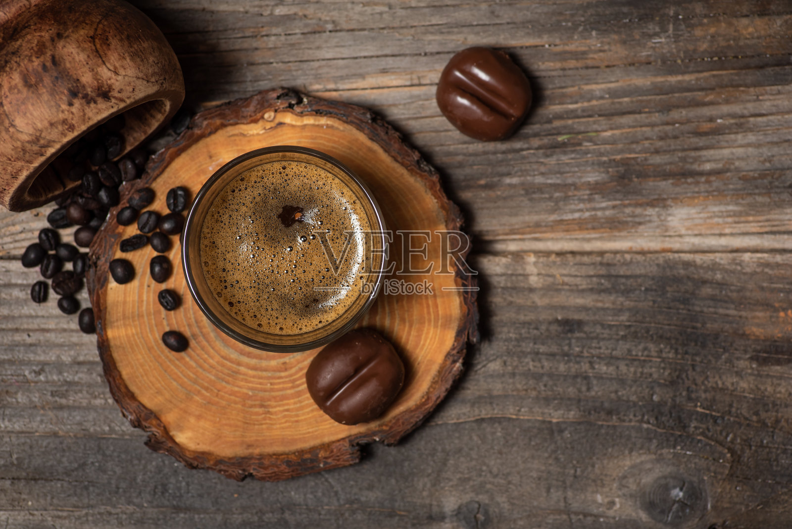 果仁糖加巧克力和咖啡照片摄影图片