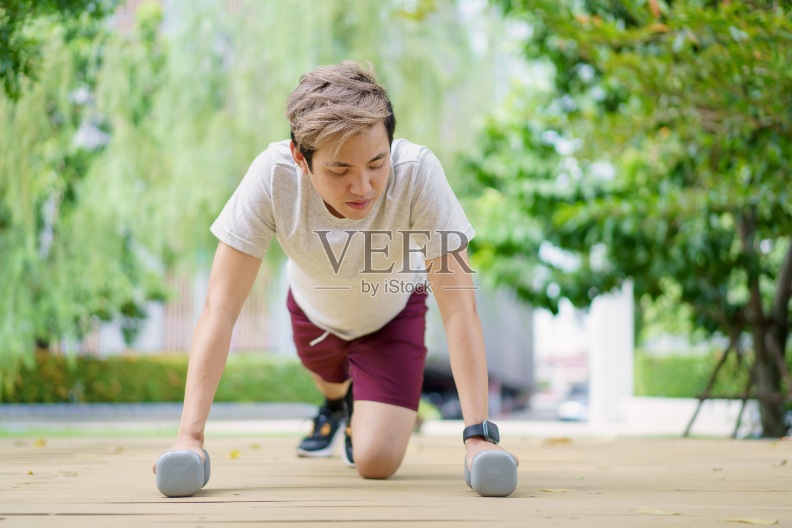 男人在做平板支撑运动。照片摄影图片