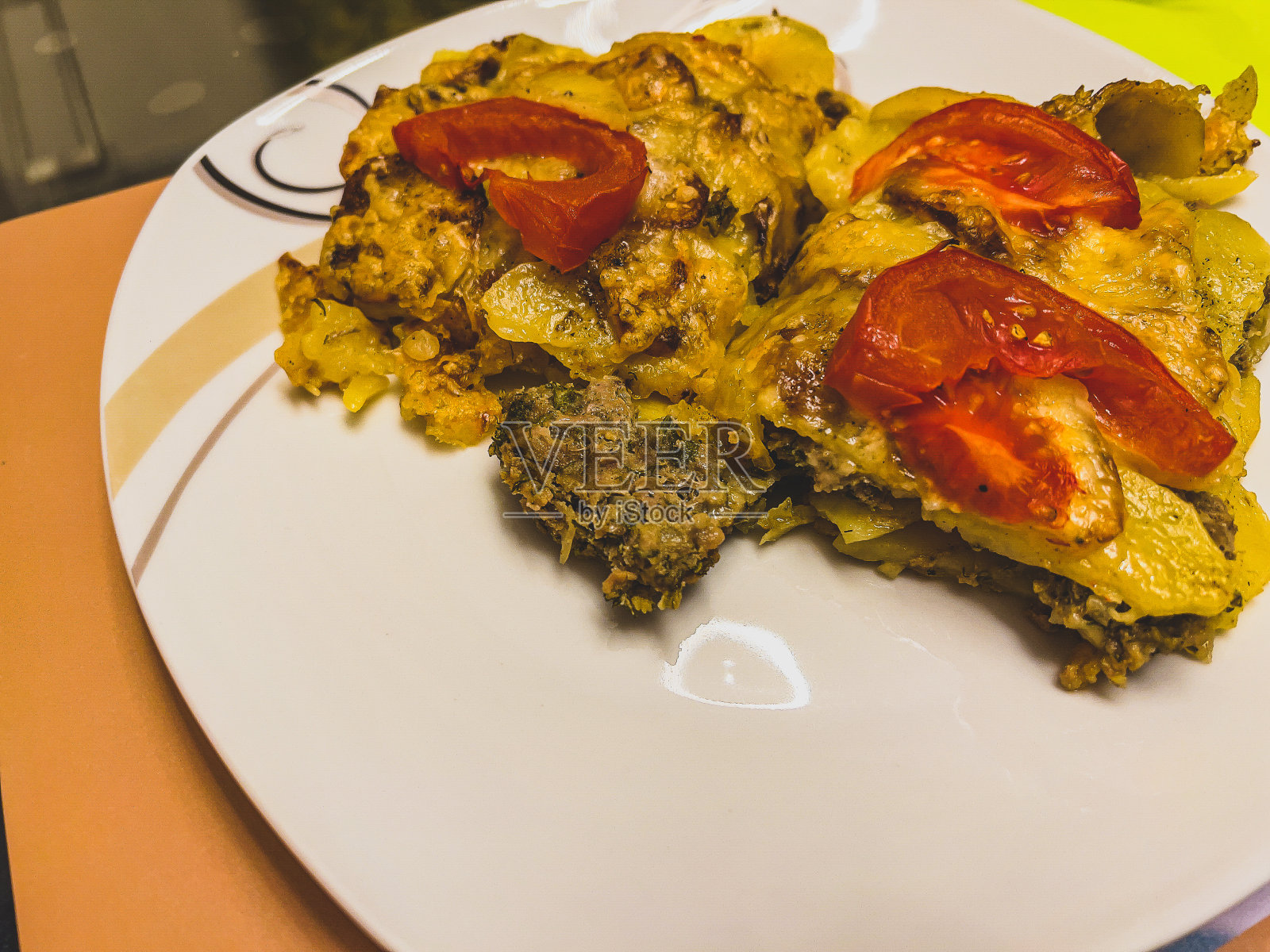 烤土豆配肉、番茄和奶酪。照片摄影图片