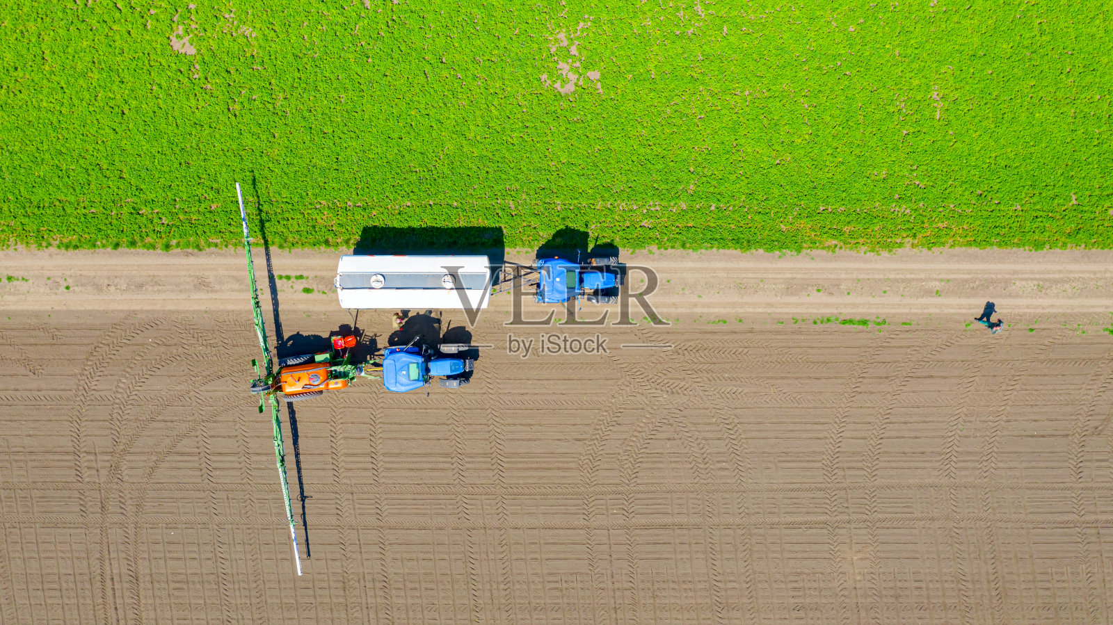 鸟瞰图显示拖拉机上有喷雾器，用于装填、喷洒除草剂和杀虫剂照片摄影图片