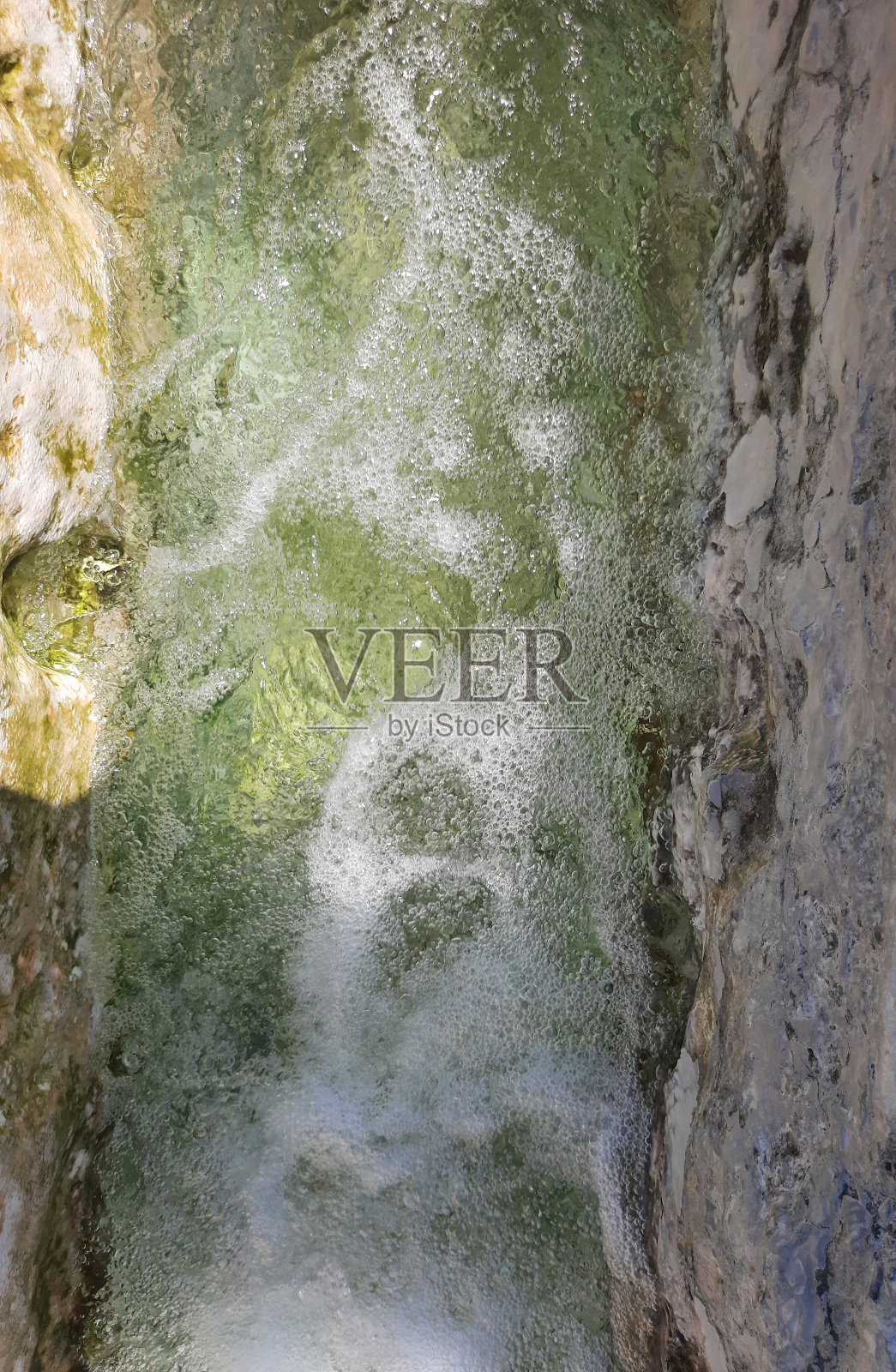 土耳其Pamukkale的泉水中流淌着矿泉水的背景。石灰石含量高的水照片摄影图片