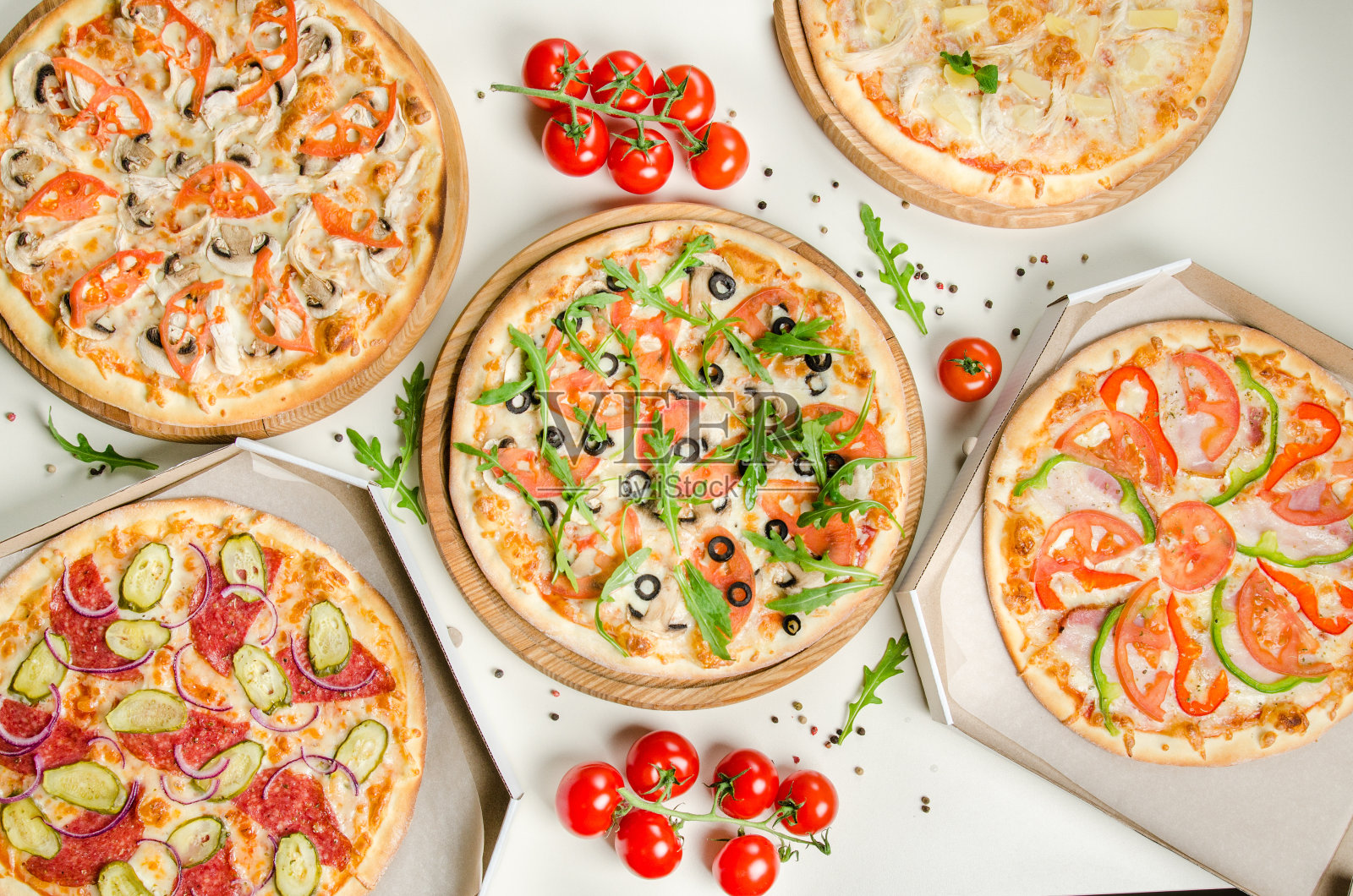 白色桌子上不同类型的披萨，俯视图。快餐午餐，庆祝活动，披萨派对照片摄影图片