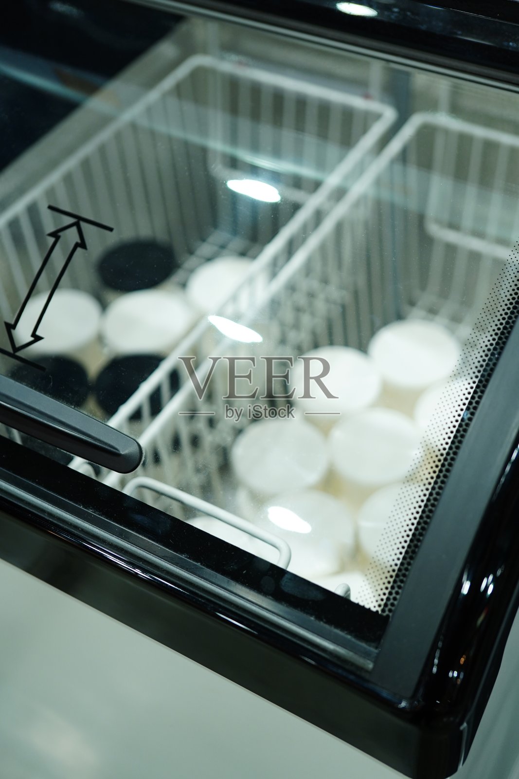 阀盖玻璃陈列柜冷冻机照片摄影图片