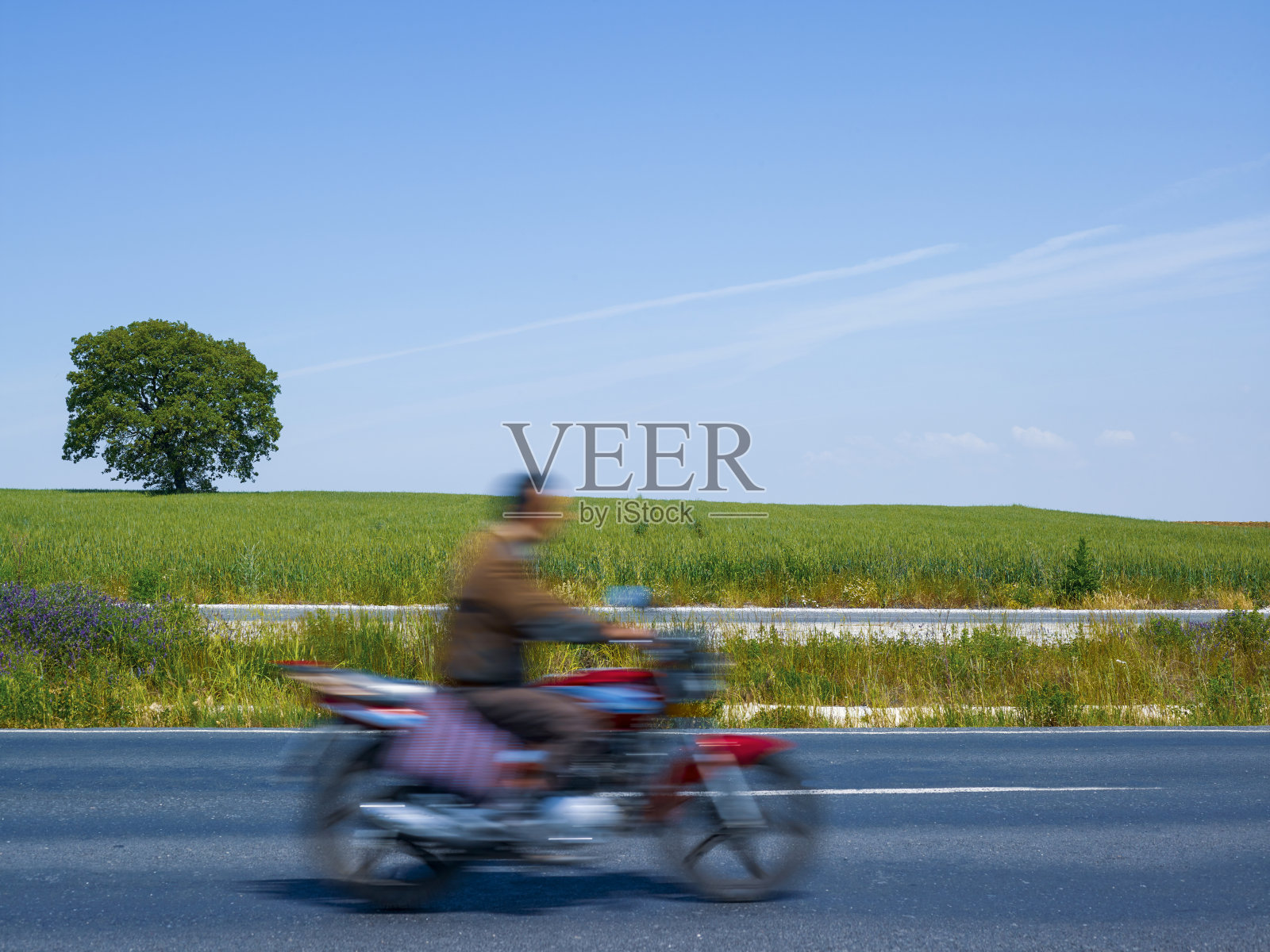 在乡村公路上骑摩托车照片摄影图片