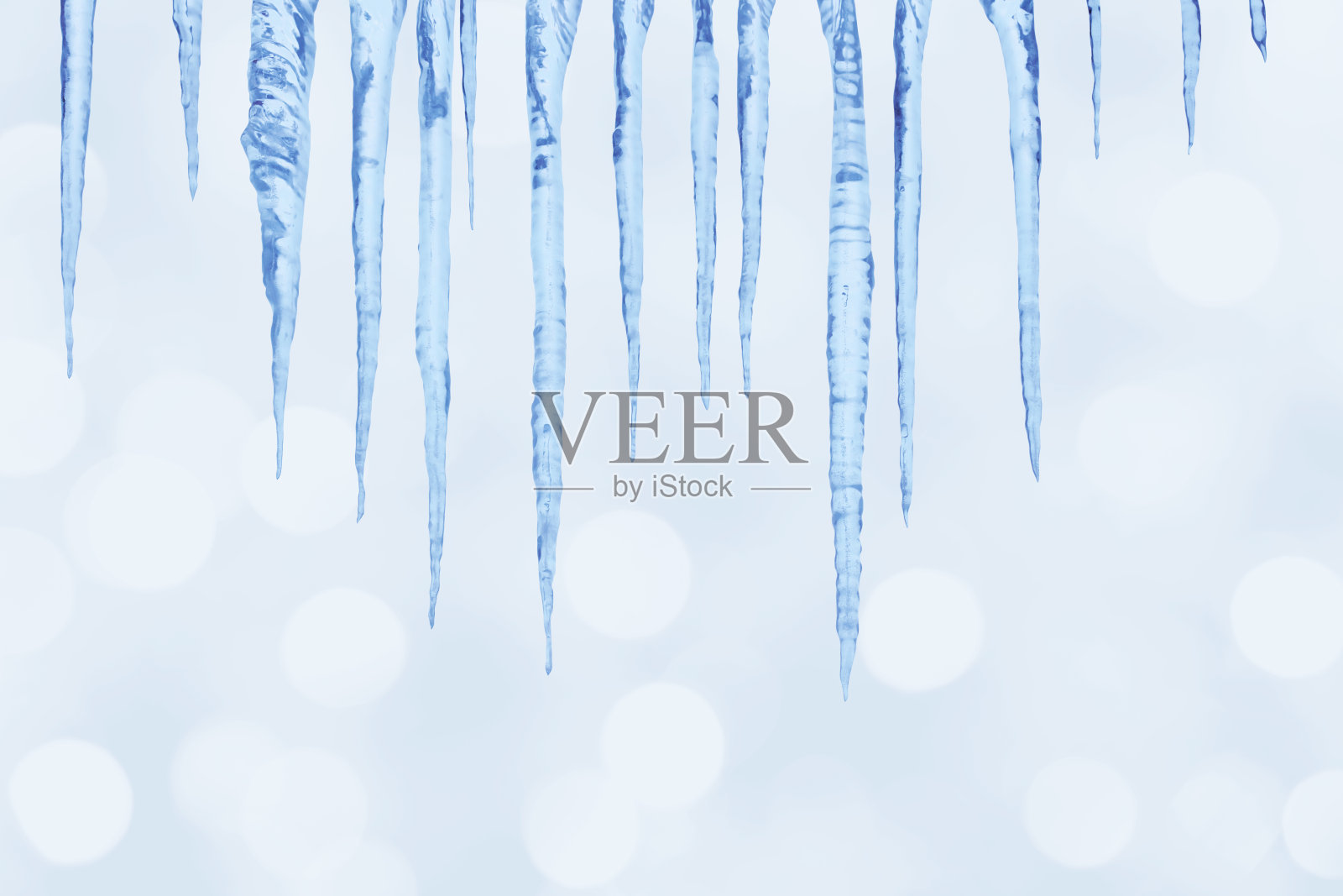 散景背景上的冰柱照片摄影图片