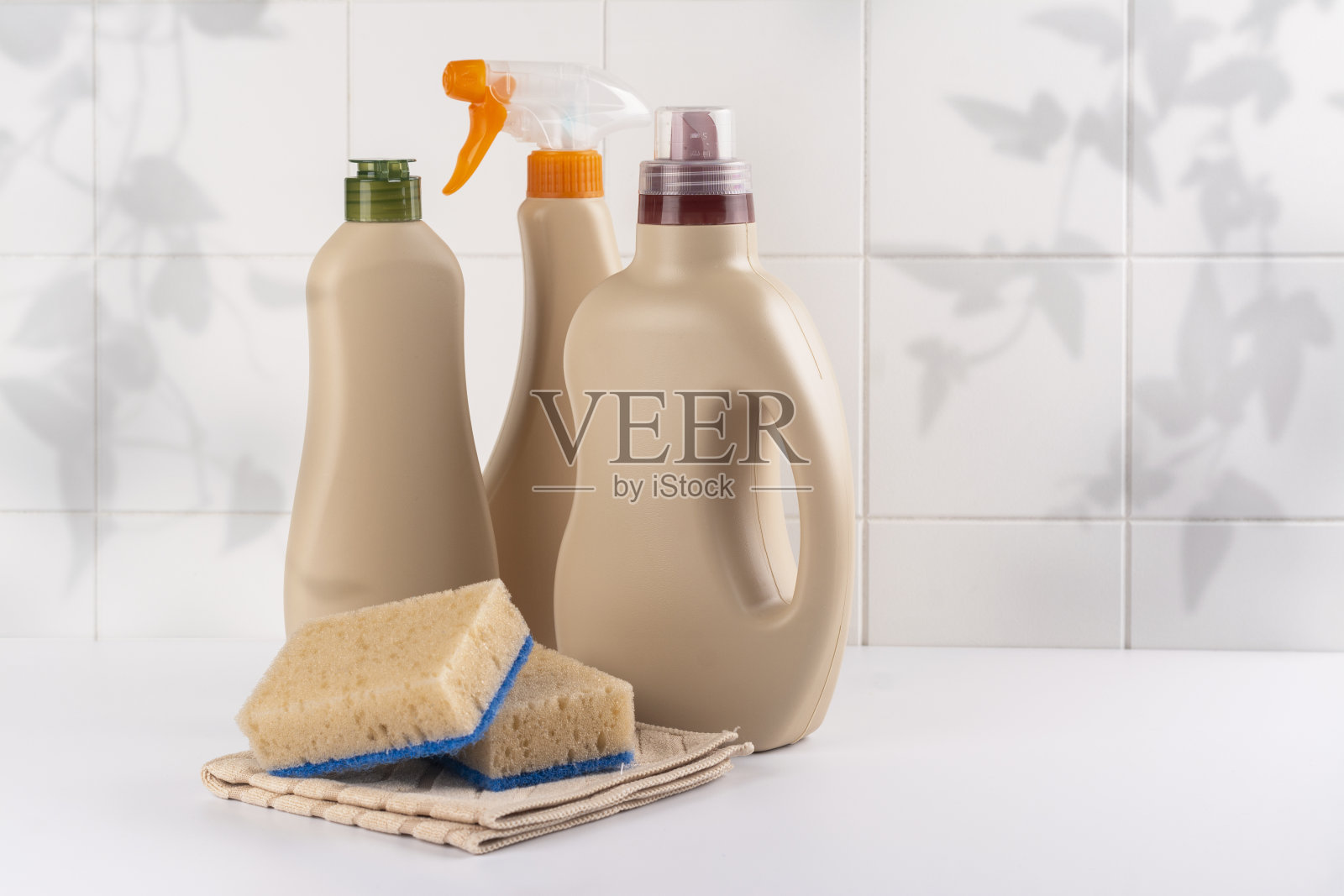 房子背景的春季大扫除照片摄影图片