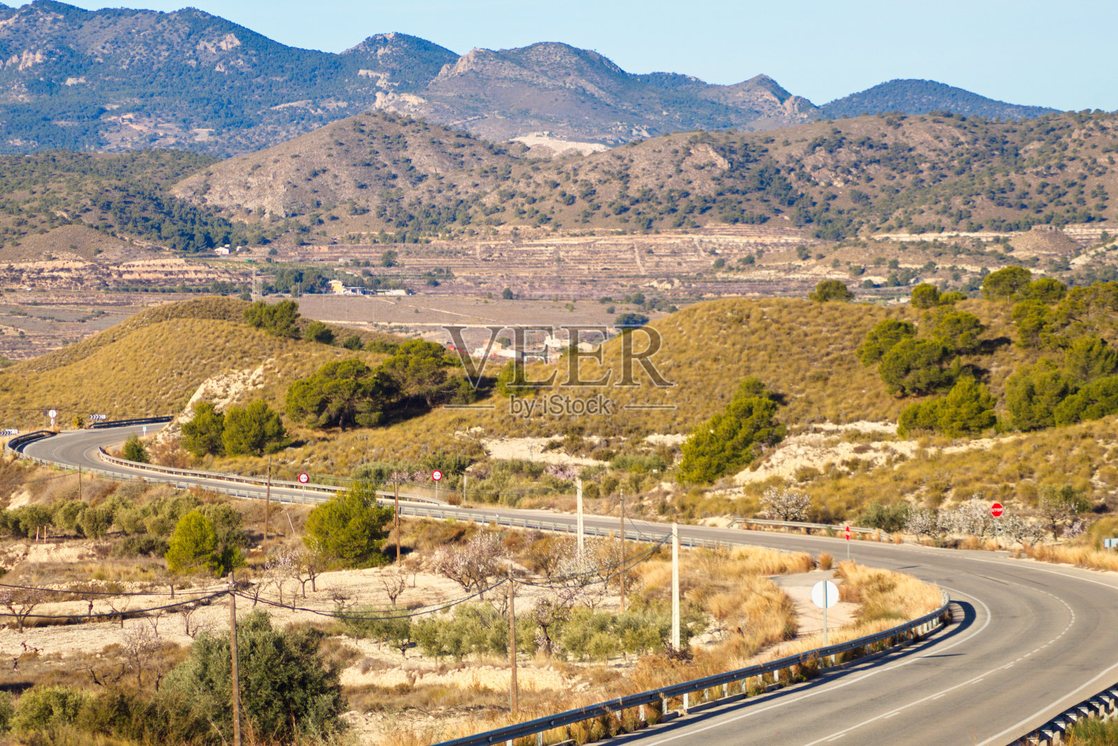 孤独之路引领我们走向人生中最美好的旅程照片摄影图片