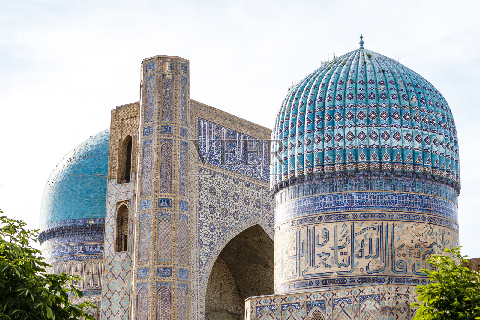 近距离拍摄乌兹别克斯坦，中亚，撒马尔罕，里吉斯坦广场的伊斯兰学校的圆顶照片摄影图片