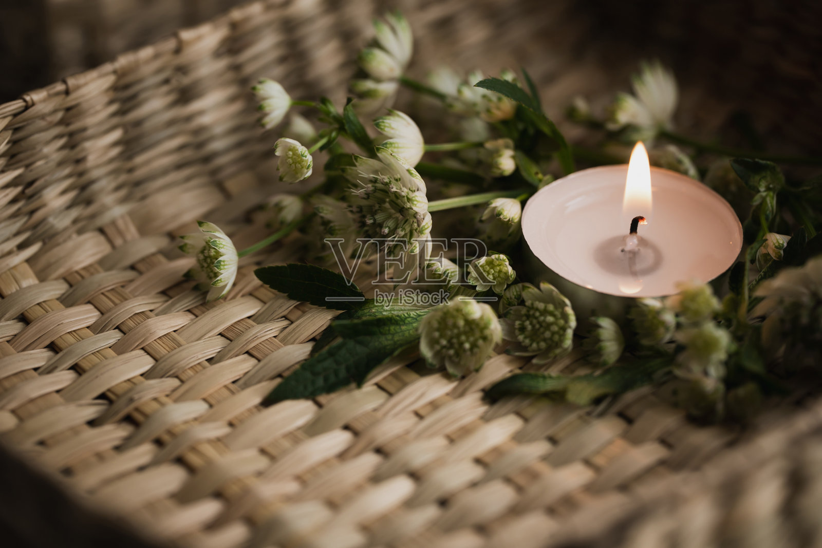 香薰蜡烛和鲜花照片摄影图片