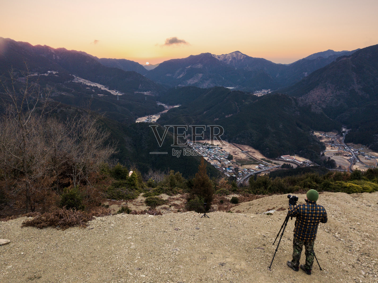 摄影师从高制高点拍摄山脉上的日出照片摄影图片