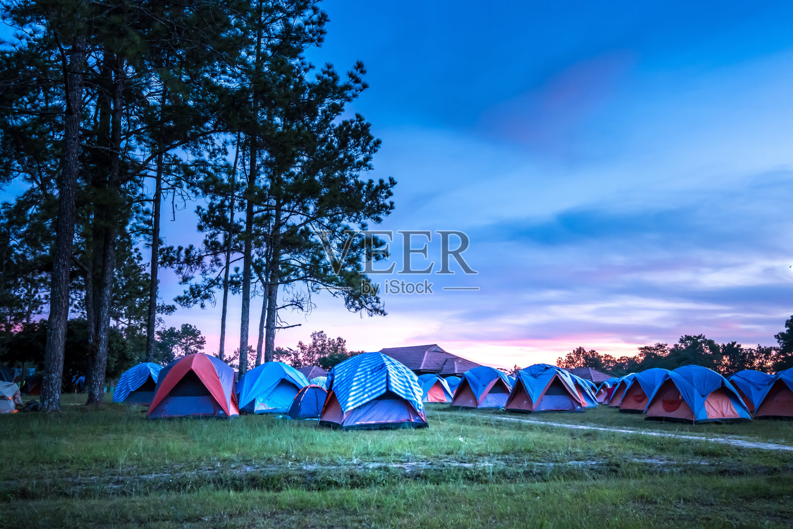 野营时呼吸新鲜空气照片摄影图片