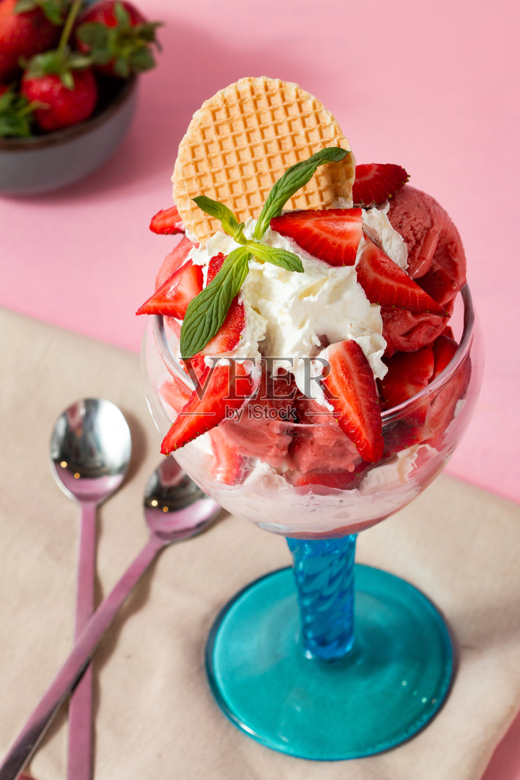 杯装冰淇淋，混合冰淇淋，蛋筒冰淇淋，水果冰淇淋，夏季甜点，意式冰淇淋，意大利面冰淇淋照片摄影图片