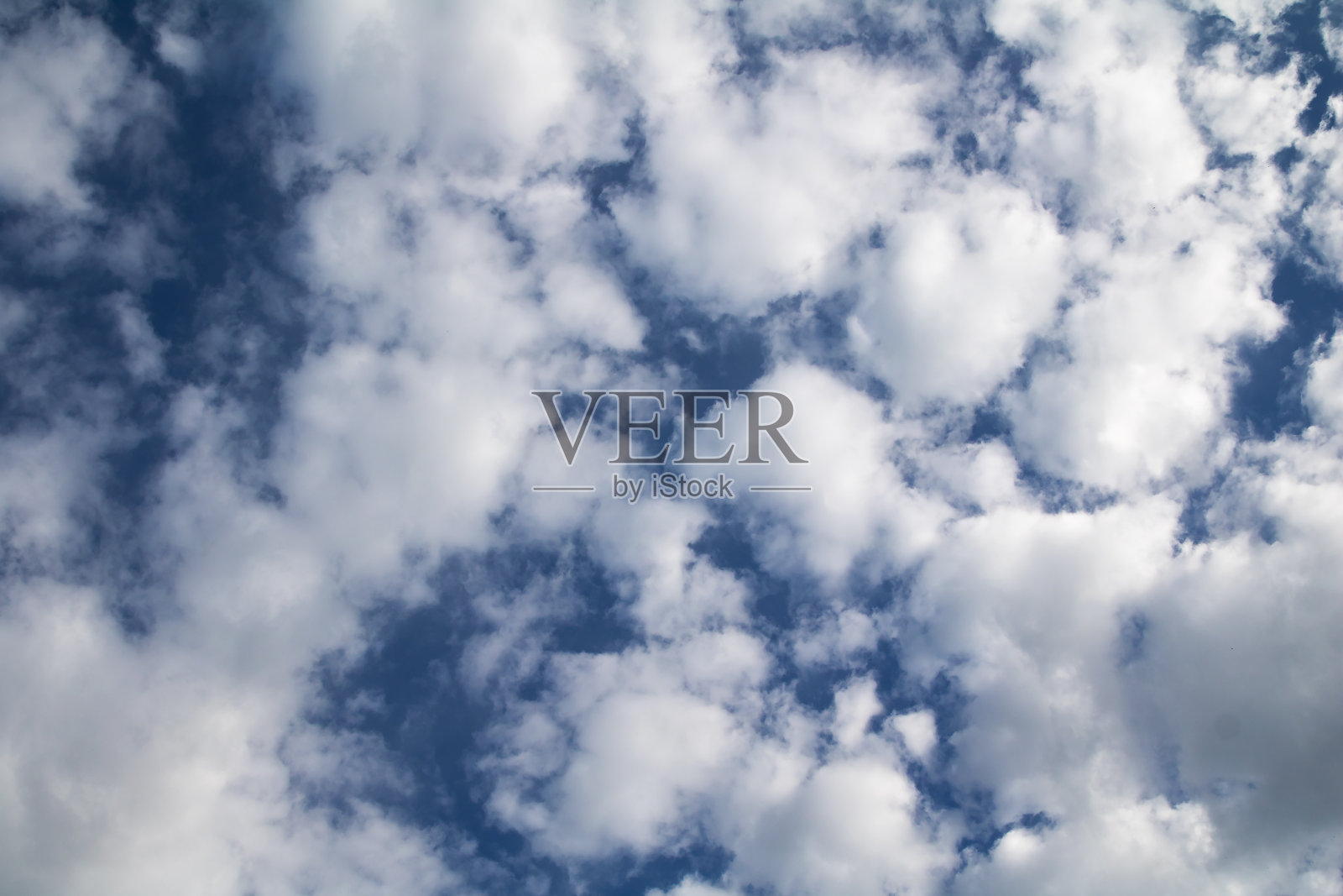 白色的云纹理。航空材料背景。天空的影响模式。照片摄影图片