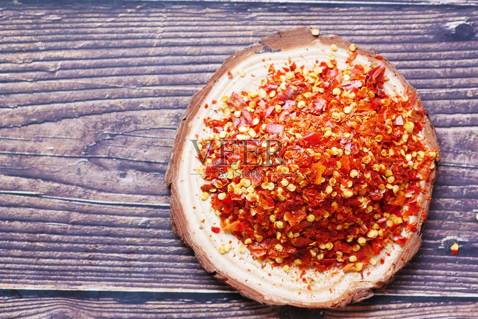 在桌子上的木板上俯瞰辣椒片照片摄影图片