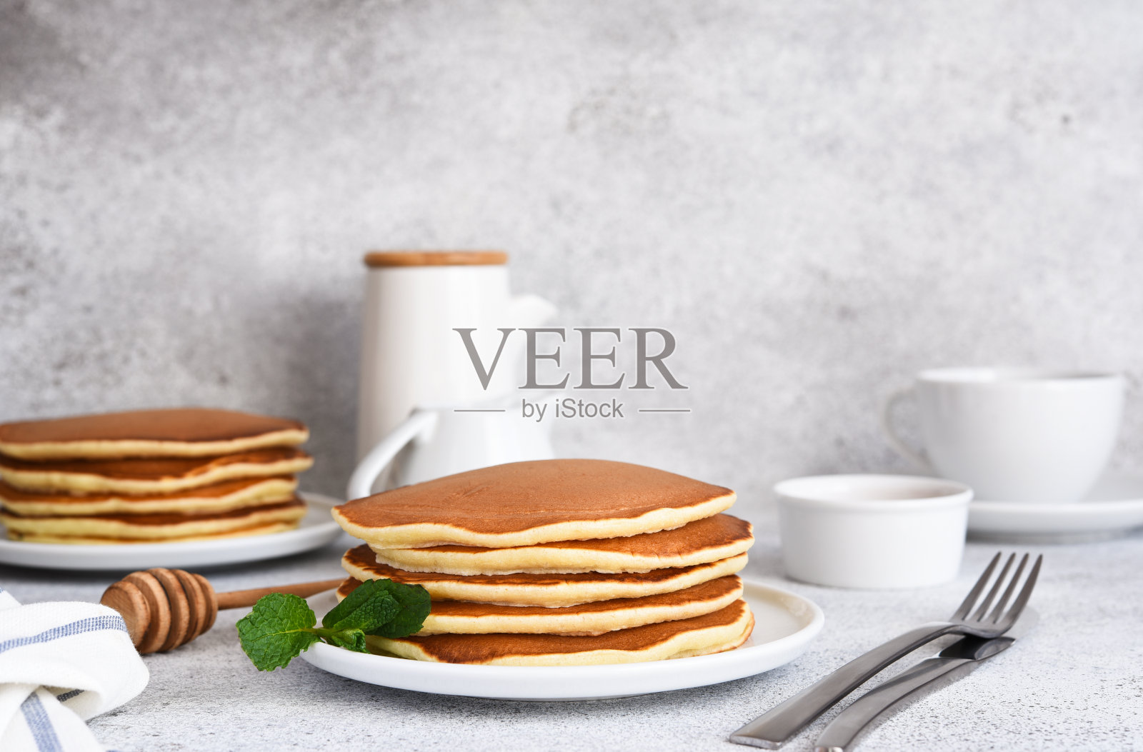 薄煎饼和黄油堆在桌上。Maslenitsa假日概念照片摄影图片