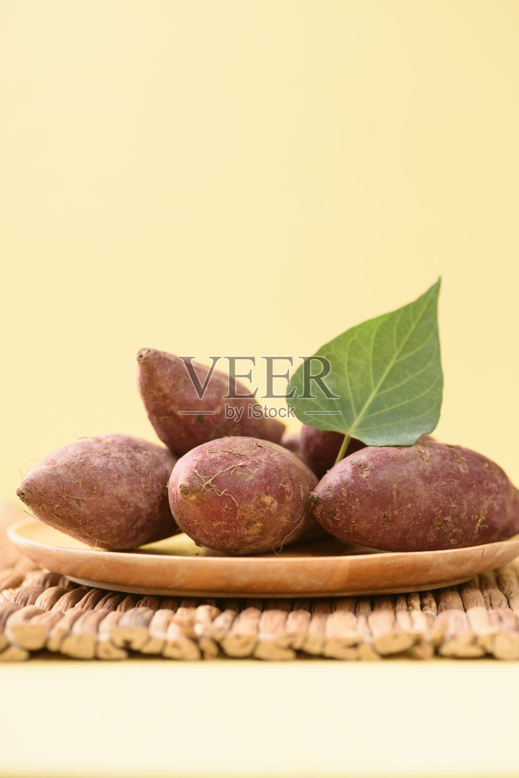 当地市场上的小紫薯照片摄影图片