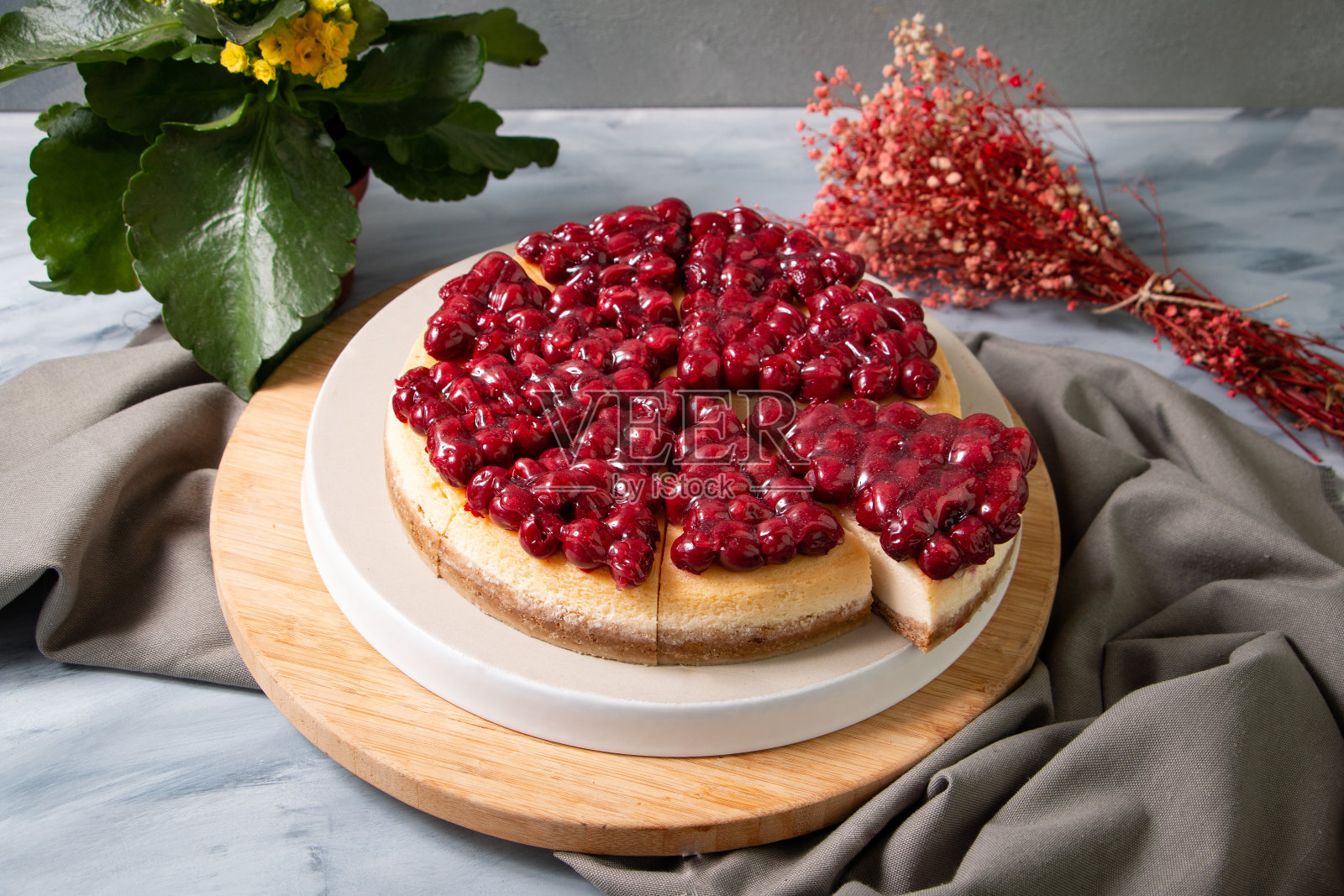 樱桃芝士蛋糕，芝士蛋糕，芝士蛋糕，切片芝士蛋糕，樱桃照片摄影图片