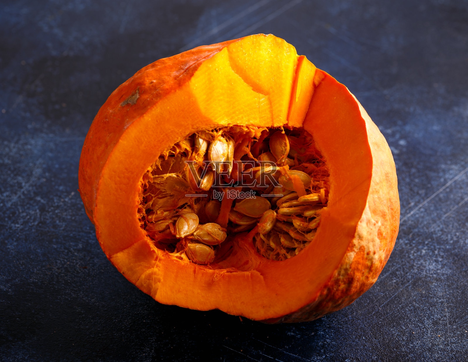 蓝色的桌子上放着万圣节的橙色南瓜照片摄影图片