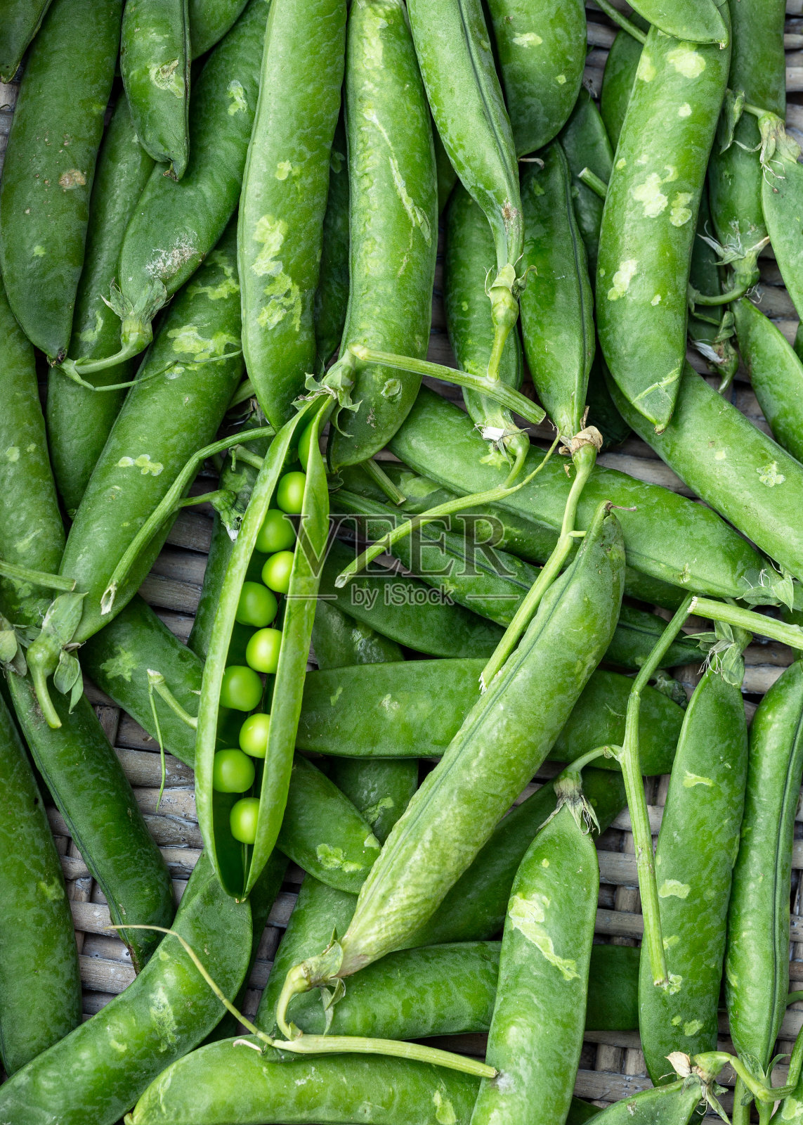 豆荚里的绿豌豆照片摄影图片