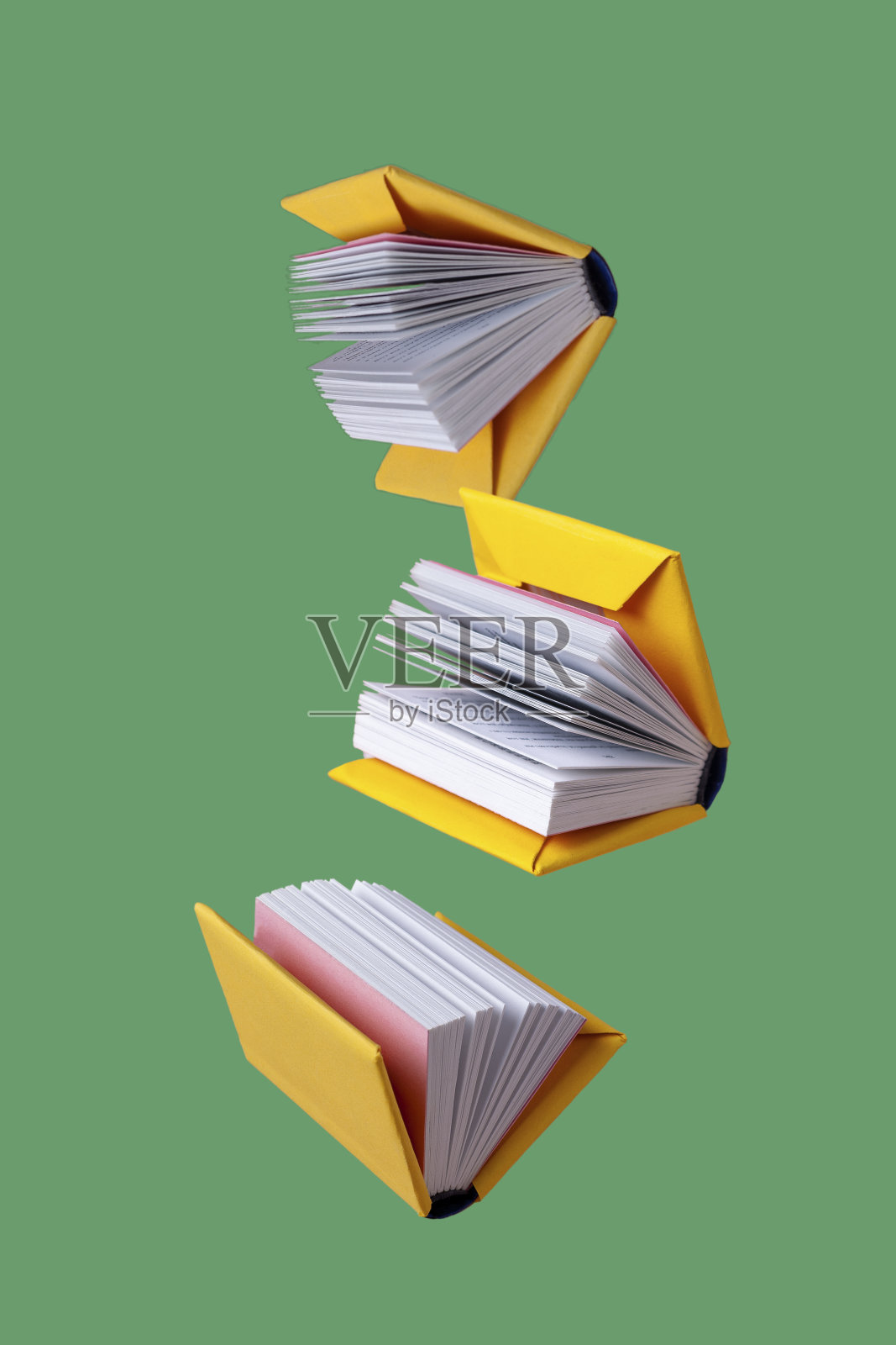 黄色封面的迷你书，绿色背景的苍蝇照片摄影图片