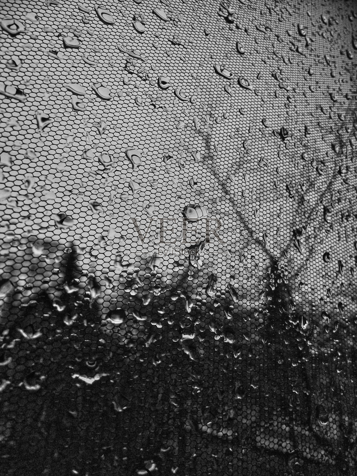 雨滴落在窗户上照片摄影图片