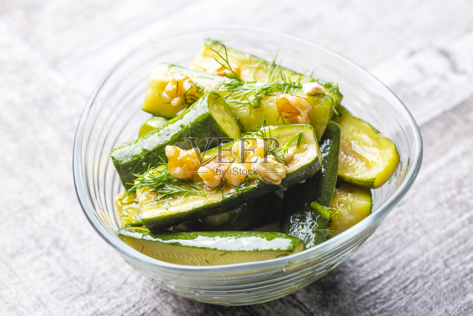 绿西葫芦沙拉配核桃和小茴香，土耳其开胃菜照片摄影图片