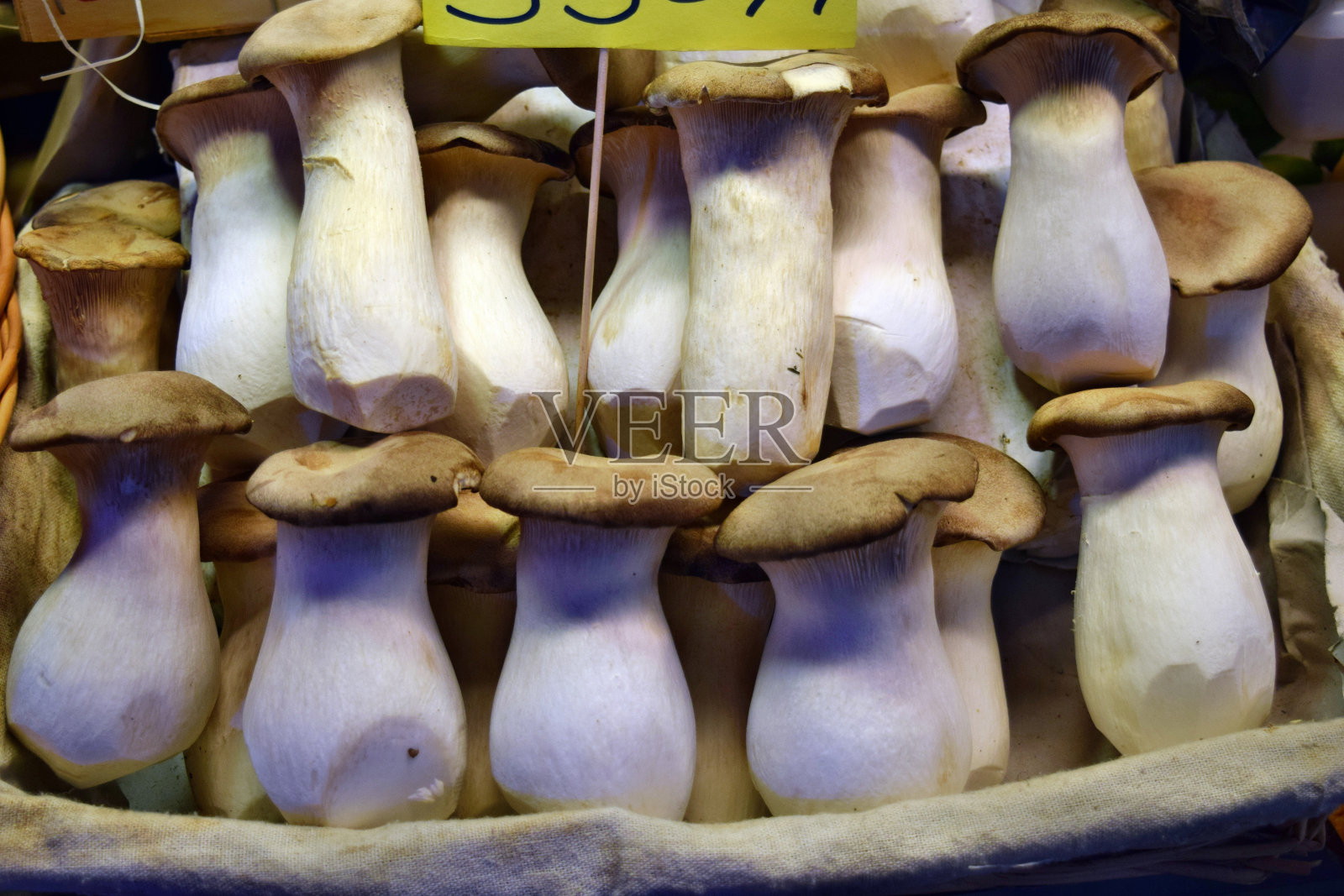 市场上出售的新鲜健康的蘑菇照片摄影图片
