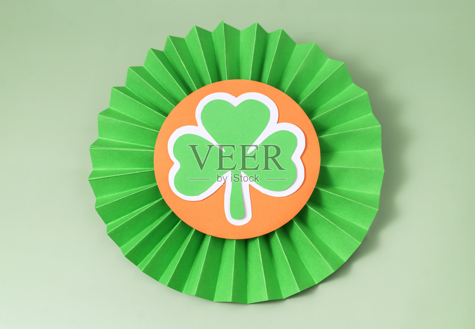 带有三叶草或三叶草的绿色奖章，是圣帕特里克节的抽象背景照片摄影图片