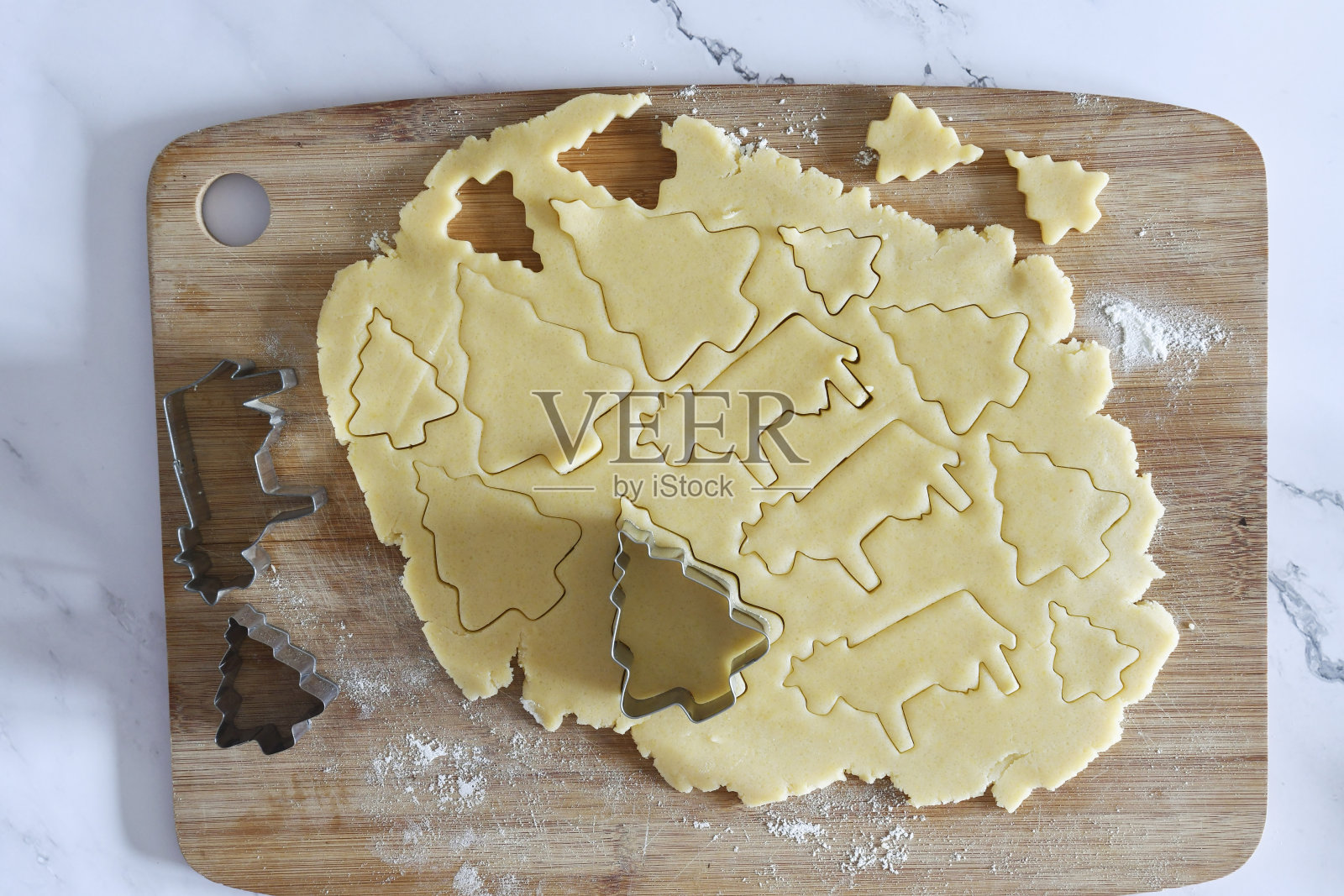 用模子从酥皮糕点中切出图形制成饼干的工艺照片摄影图片