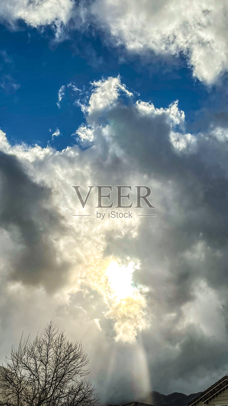 云里的阳光充满了天空照片摄影图片