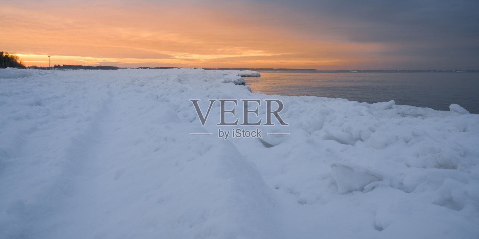 雪海上橙色的夕阳照片摄影图片