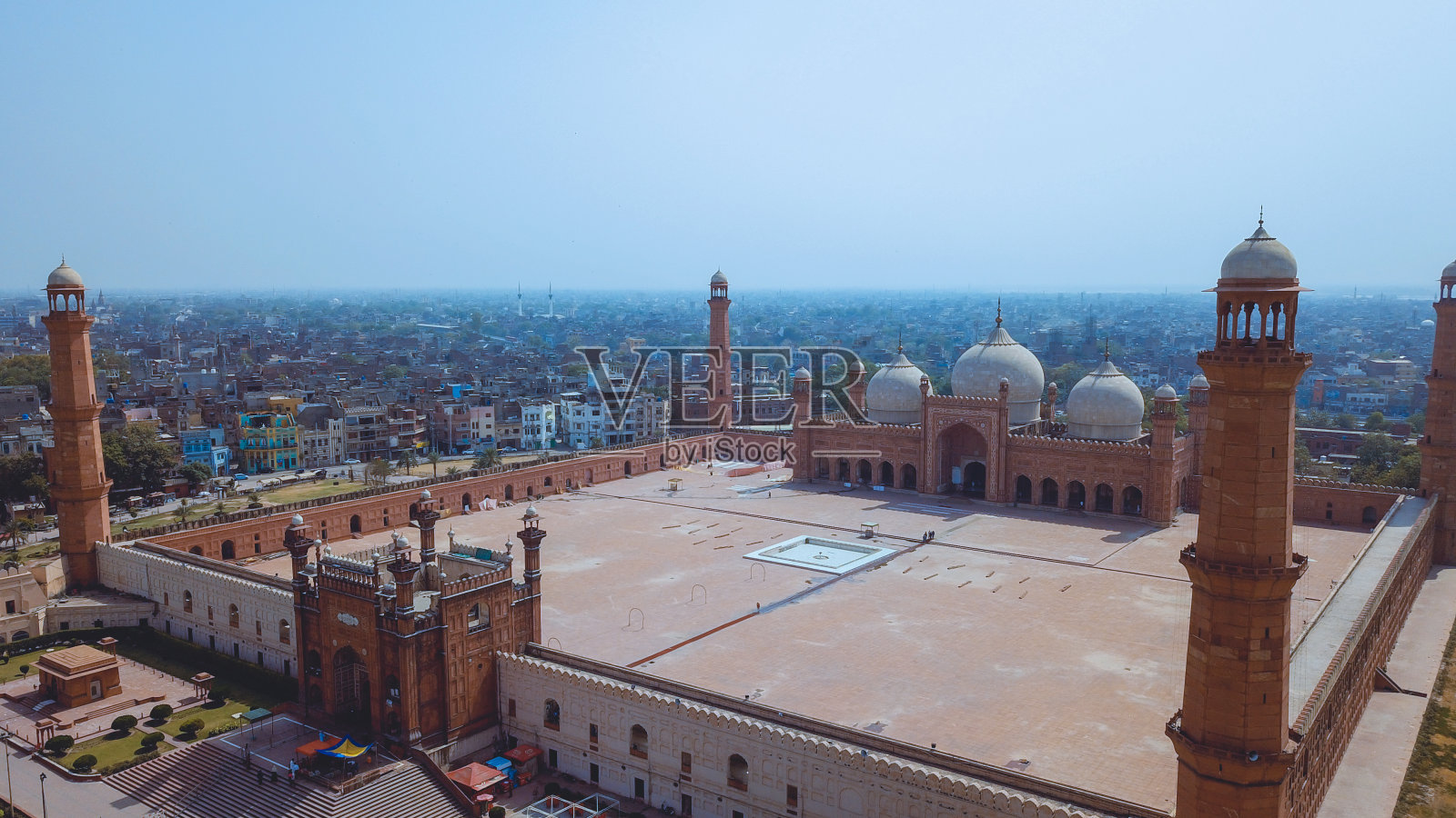 巴基斯坦拉合尔的巴德夏希莫卧儿时代会众清真寺鸟瞰图照片摄影图片