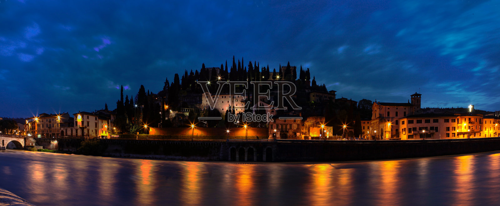 夜城维罗纳。阿迪杰河河。照片摄影图片