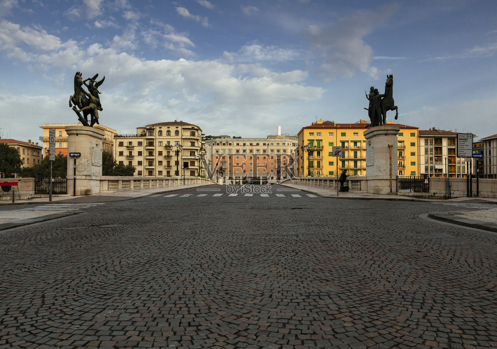 黎明时分的维罗纳。照片摄影图片